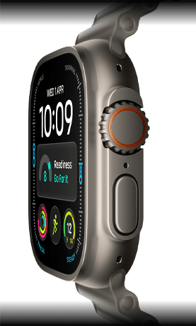 Apple Watch Ultra 4 z kopertą z tytanu w kolorze naturalnym, tarcza cyfrowego zegara, komplikacje: gotowość, tętno, Treningi, temperatura, widoczny prawy bok urządzenia, pokrętło Digital Crown, wystający przycisk boczny; pasek Ocean w kolorze półprzezroczystej szarości