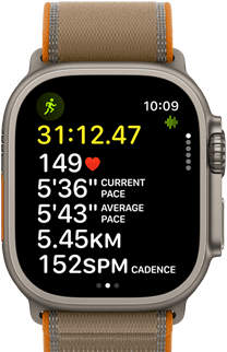 Apple Watch Ultra 4 z kopertą z tytanu w kolorze naturalnym, widać zaawansowane parametry treningu Bieg w plenerze, prawa strona obudowy, pokrętło Digital Crown, wystający przycisk boczny, opaska Trail w kolorze piasku