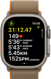 Apple Watch Ultra 4 z kopertą z tytanu w kolorze naturalnym, widać zaawansowane parametry treningu Bieg w plenerze, prawa strona obudowy, pokrętło Digital Crown, wystający przycisk boczny, opaska Trail w kolorze piasku