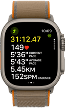 Apple Watch Ultra 4 z kopertą z tytanu w kolorze naturalnym, widać zaawansowane parametry treningu Bieg w plenerze, prawa strona obudowy, pokrętło Digital Crown, wystający przycisk boczny, opaska Trail w kolorze piasku