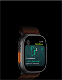 Apple Watch Ultra 4 z kopertą z tytanu w kolorze czarnym, opaska Alpine w kolorze burgunda, na ekranie funkcja Wyścig na trasie z zaznaczonym trasą biegową na mapie