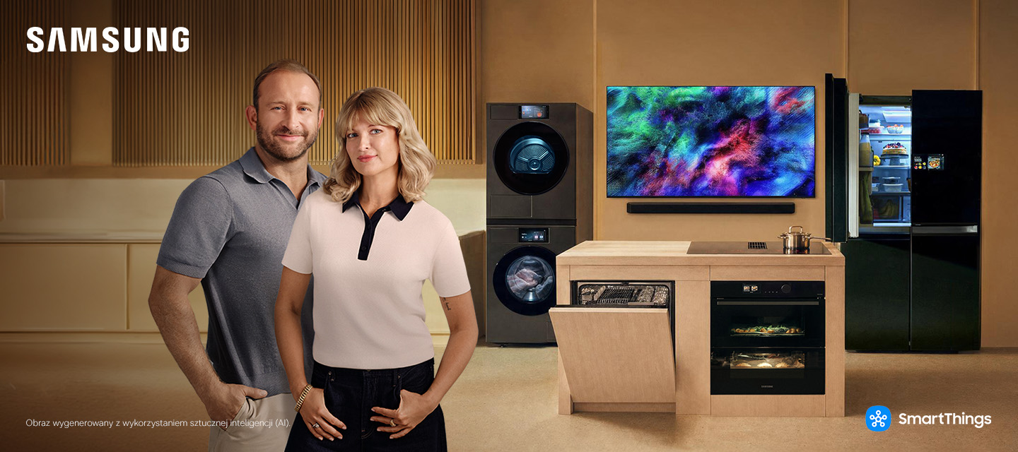 1440x640 header pc Borys Szyc z żoną stoją w pokoju z urządzeniami Samsung. Obok nich hasło „Blisko Twojej codzienności” i logo SmartThings.