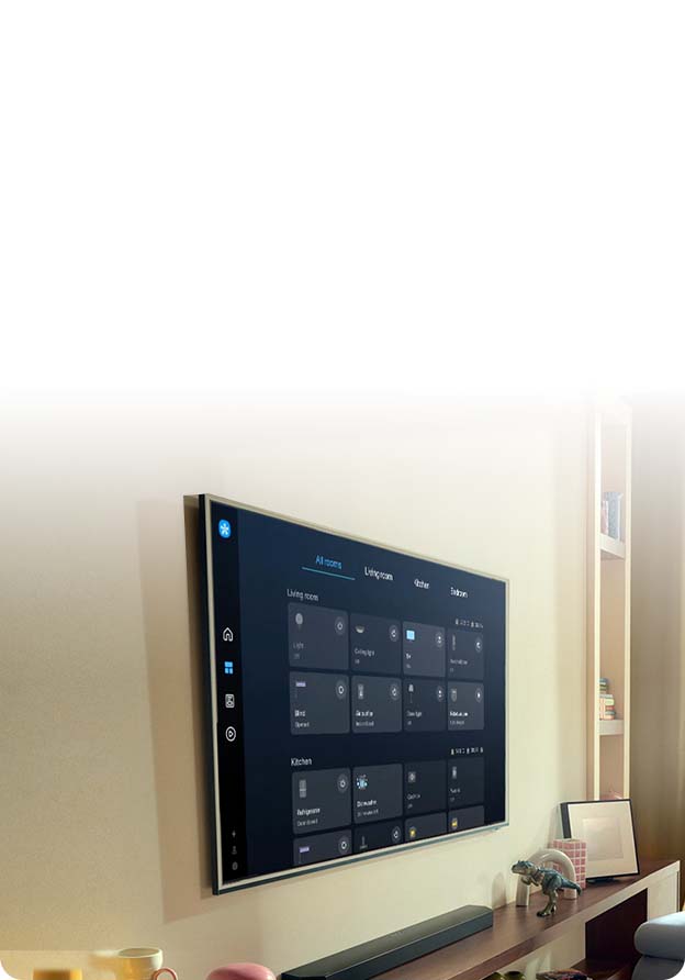 Telewizor z w&lstrok;&aogon;czon&aogon; funkcj&aogon; Smart Hub w wyciemnionym salonie.