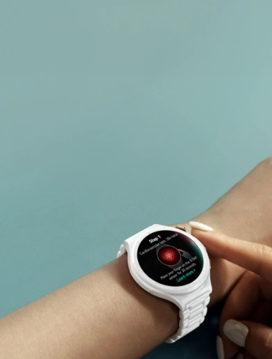 Zegarek HUAWEI Watch 6 Pro ceramiczny biały na nadgarstku, kobieta przykłada palec do sensora, na ekranie komunikat tekstowy