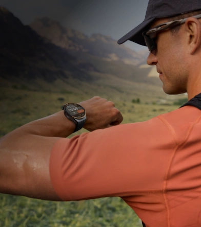 Mężczyzna w sportowym stroju, w górzystym terenie spogląda na nadgarstek z zegarkiem HUAWEI Watch 6 Pro space edition