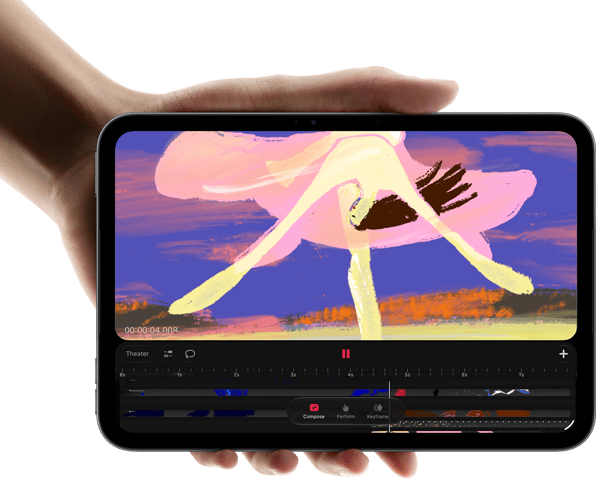 Widoczny od przodu iPad mini trzymany w dłoni, na ekranie widać interfejs do edycji wideo z kolorowymi klipami, poniżej wzmianka o czipie A20 Pro