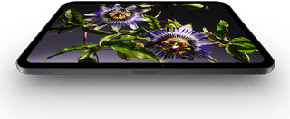 iPad mini, wyświetlacz OLED 8,5 cala, jasny obraz i głęboka czerń, na ekranie osoba w czapce i kurtce