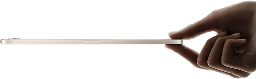 Widoczny od boku iPad mini trzymany w dłoni, smukła i lekka konstrukcja