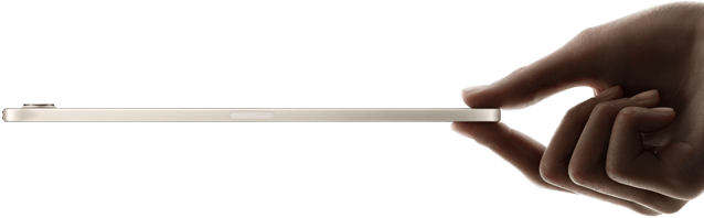 Widoczny od boku iPad mini trzymany w dłoni, smukła i lekka konstrukcja