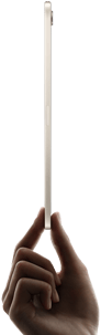 Widoczny od boku iPad mini trzymany w dłoni, smukła i lekka konstrukcja